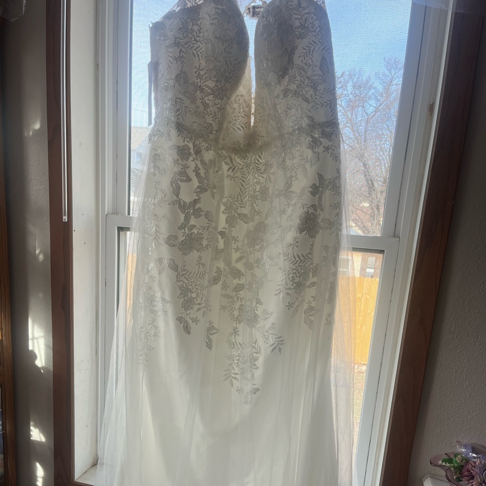 Very beautiful wedding dress new!